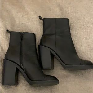 Kendall and Kylie Lance ankle bootie size 10